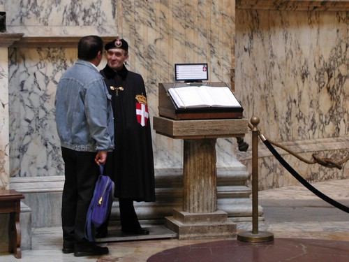 Die ital. Monarchisten halten hier eine Mahnwache