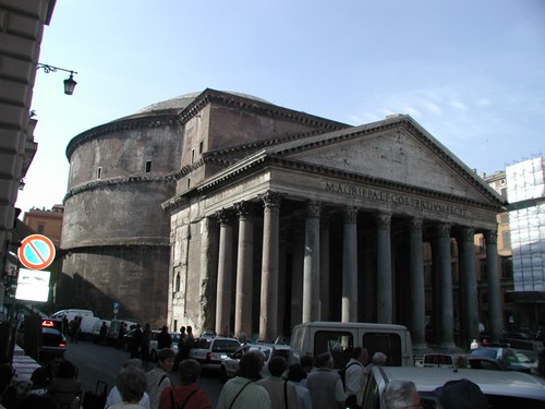 Ein eindrucksvoller Bau, andere fotografierten ihn besser: <a href=http://www.antikefan.de/Bilder/rom/tempel_foren/pantheon.html target=_blank>antikefan.de</a>