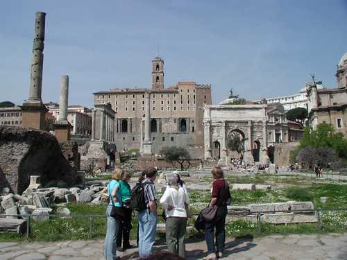 links der Tempel des Saturn, rechts der Bogen des Septimus Severus