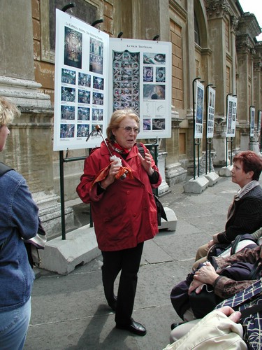 Margot erklrt die Wand- und Deckenmalereien in der Sixtinischen Kapelle