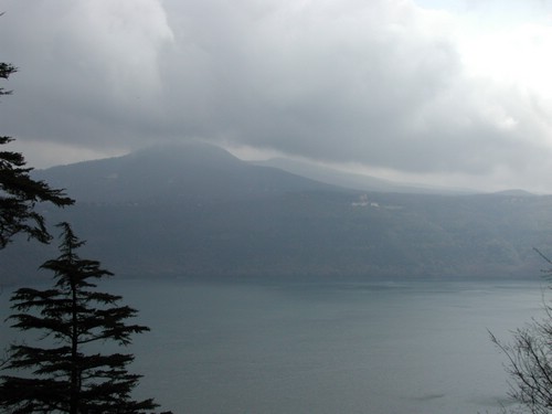 Der Ort erhebt sich ber dem Lago di Albano