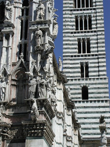 Viele wurden durch Kopien ersetzt, die Originale stehen im Museo dell'Opera del Duomo